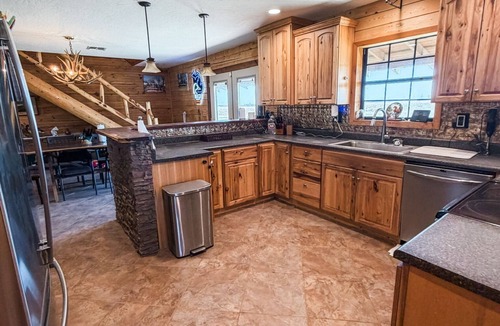 Fort Cobb Cabin | The Lodge at Fort Cobb Lake located on 10 private acres. 2 miles from the lake