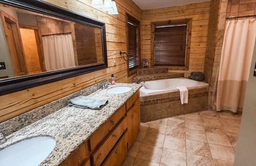 Fort Cobb Cabin | The Lodge at Fort Cobb Lake located on 10 private acres. 2 miles from the lake