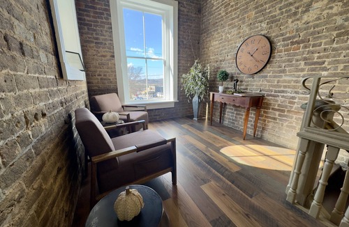 Jefferson City Apartment | The Lodge at Old City Hall, Branner Room, Queen Bed