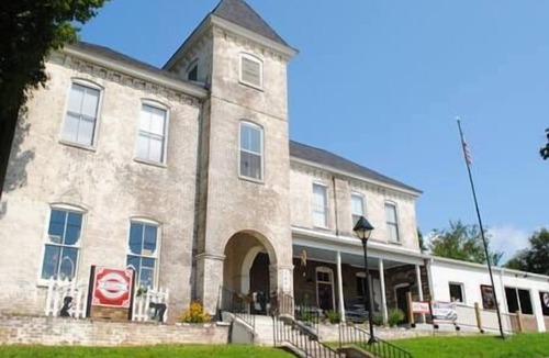 Jefferson City Apartment | The Lodge at Old City Hall, Branner Room, Queen Bed