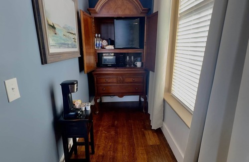 Jefferson City Apartment | The Lodge at Old City Hall, Kinder Room, Queen Bed