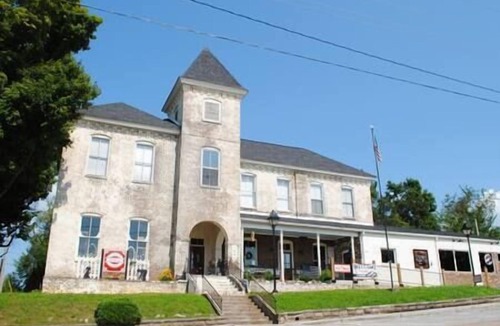 Jefferson City Apartment | The Lodge at Old City Hall, Kinder Room, Queen Bed