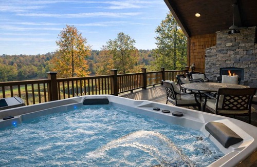 Branson Theater District House | The Lodge at Rock Canyon + Free Tickets + Year-Round Hot Tub