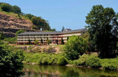 Roseburg Hotel | The Lodge at Roseburg