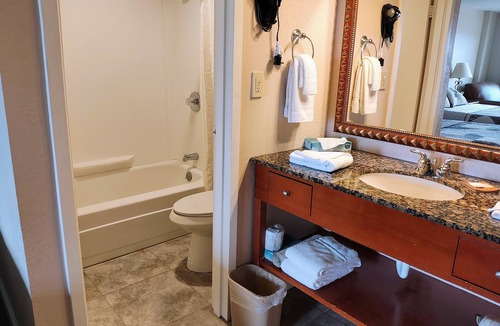 Russell Hotel | The Lodge at Russell