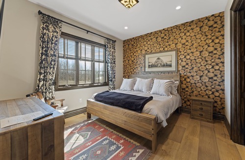 Town of Essex Cabin | The Lodge - Experience Unmatched Luxury at Our Spectacular Location In Harrow