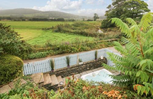 Bouth House | The Lodge