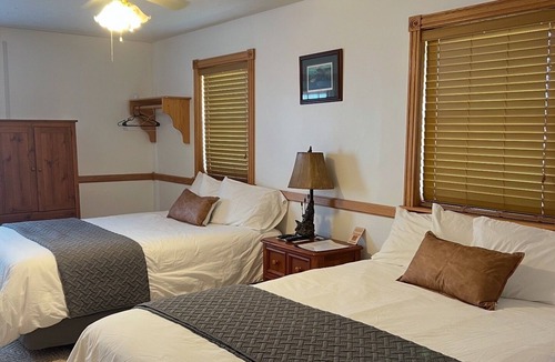Norfork Cabin | "The Lodge" GREAT FOR GROUPS & Walk-in River Access