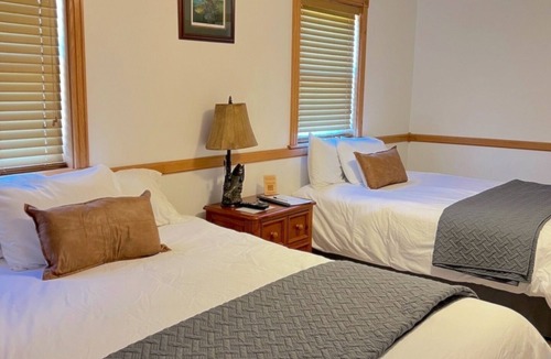 Norfork Cabin | "The Lodge" GREAT FOR GROUPS & Walk-in River Access