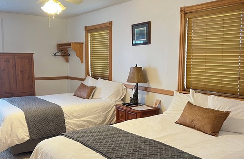 Norfork Cabin | "The Lodge" GREAT FOR GROUPS & Walk-in River Access
