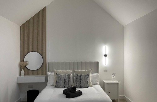 Cowes Cabin | The Lodge Hideaway - Studio Style, Simple Luxury