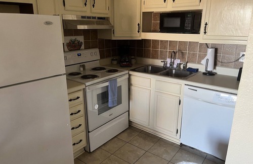 Runaway Bay Condo | THE LODGE. Hotel suite, fitness room, Pool. In Runaway Bay on Lake Bridgeport