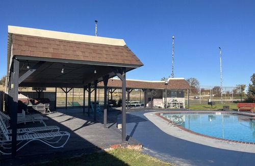 Runaway Bay Condo | THE LODGE. Hotel suite, fitness room, Pool. In Runaway Bay on Lake Bridgeport