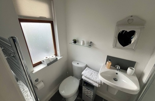 Cheltenham Apartment | The Lodge Leckhampton - great studio accommodation for 4!