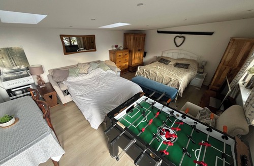 Cheltenham Apartment | The Lodge Leckhampton - great studio accommodation for 4!