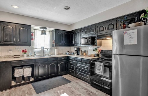 Quitman House | The Lodge. Modern comfort at Lake Fork. Full Kitchen.