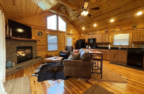 Unaka Cabin | ★ The LODGE ★ No Clean Fee ★ Private Retreat w/Adjustable KING Bed