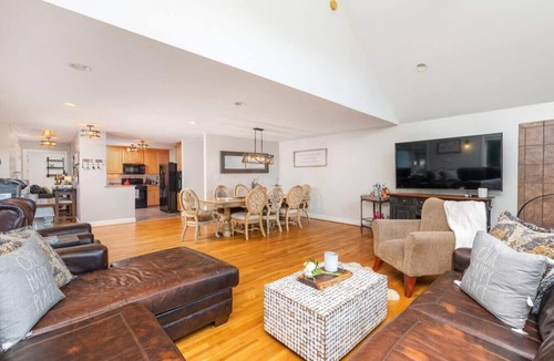 Roseland House | The Lodge on 151 on 40 acres