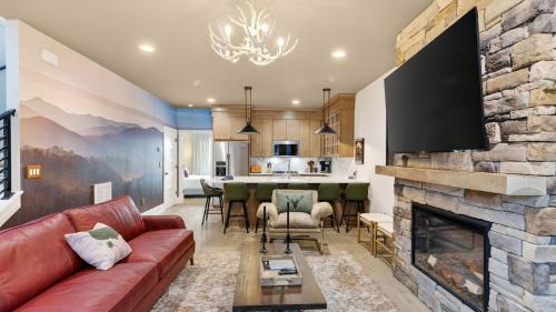Katie Hill Neighborhood House | The Lodge That ’70s Show by AvantStay