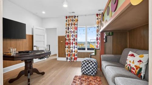 Katie Hill Neighborhood House | The Lodge That ’70s Show by AvantStay