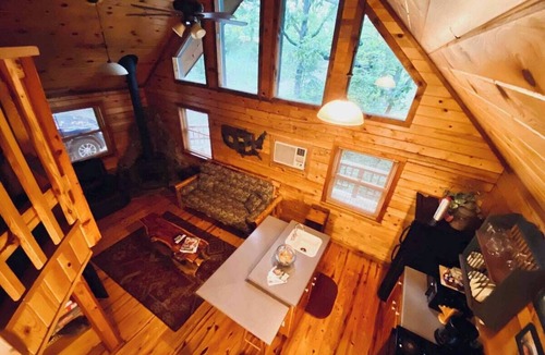 Eureka Springs Cabin | The Loft at Bear Mountain with Hottub
