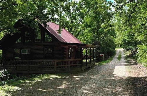Eureka Springs Cabin | The Loft at Bear Mountain with Hottub