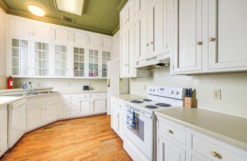Hondo Apartment | 'The Loft' - Historic Dtwn Hondo Apt w/Balcony
