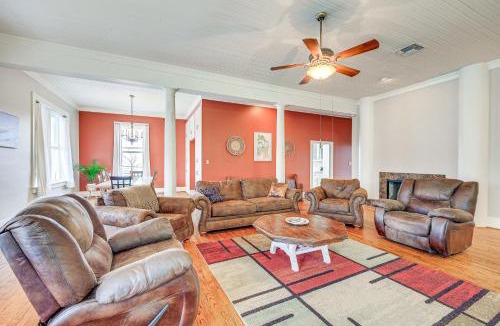 Hondo Apartment | 'The Loft' - Historic Dtwn Hondo Apt w/Balcony