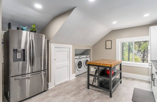 Manito House | The Loft on 13th~Modern & Cozy!