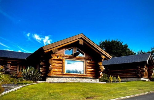 Bathgate Ski Chalet | The Log Cabins at The Vu