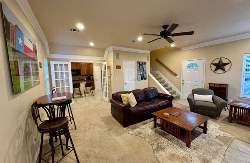 Fredericksburg House | The Lonestar: Pool + Private Deck + Firepit