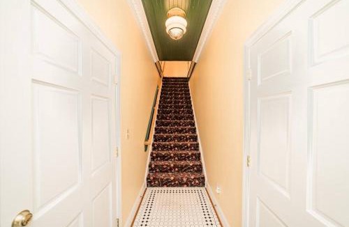 Daniels Hill Apartment | The Long Run - 2 CA King Sized Beds+ - Sleeps 8-10