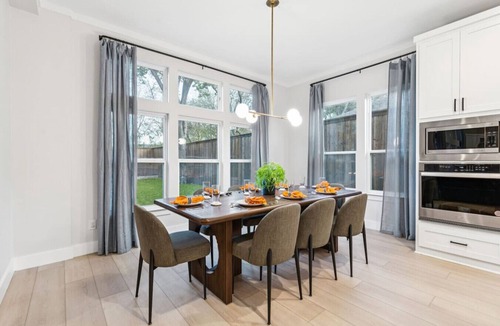 West Dallas House | The Longhorn Luxe | Game Room | Fire pit | Karaoke