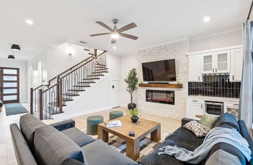 West Dallas House | The Longhorn Luxe | Game Room | Fire pit | Karaoke