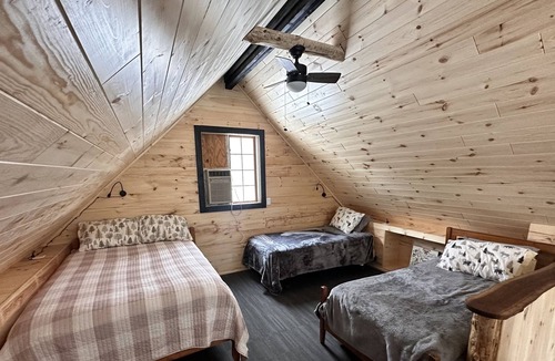 Reed City Cabin | The Lonney Inn