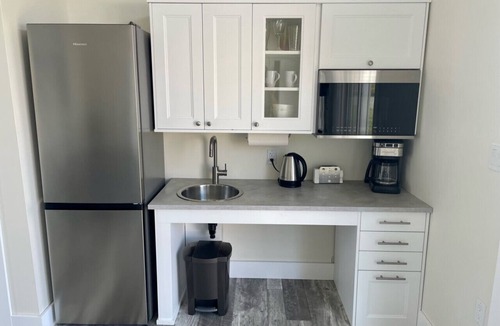 Colindale Cottage | The Lookout - Executive Class, Accessible Mini Villa