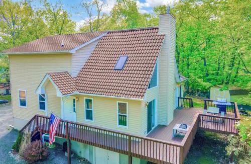 Lackawaxen Ski Chalet | The Lookout Lake Masthope Firepit Arcade