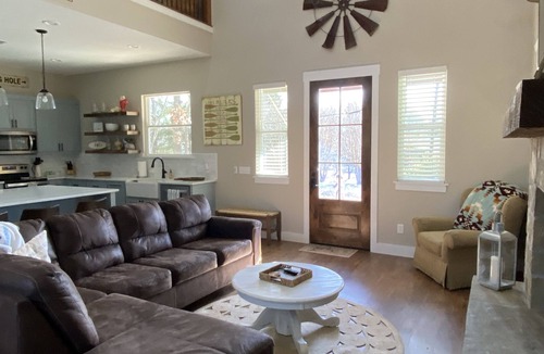 Pottsboro House | *The Lookout Lodge* less than a mile from the lake!