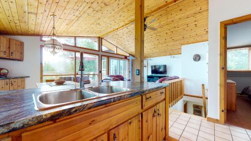 Northern Bruce Peninsula Ski Chalet | The Lookout - Waterfront Bliss near Tobermory