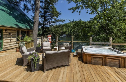 Val-des-Monts Cottage | The Loon "Loonie" Lodge Lake cottage