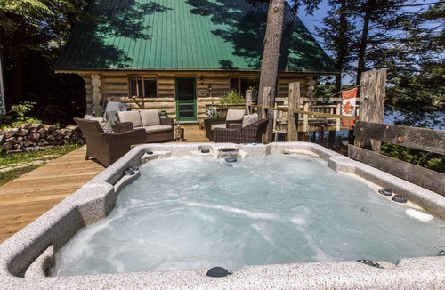 Val-des-Monts Cottage | The Loon "Loonie" Lodge Lake cottage