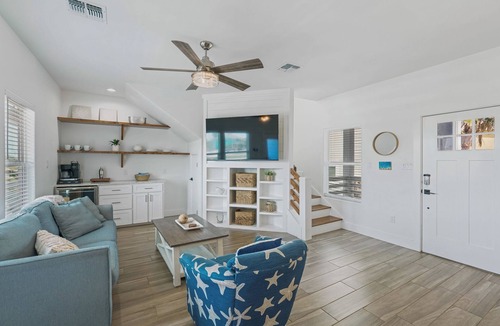 Bella Vista House | The Lost Chancla - Pet Friendly! View of Community Pool!