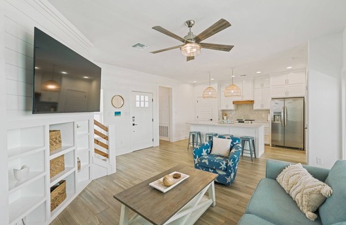 Bella Vista House | The Lost Chancla - Pet Friendly! View of Community Pool!