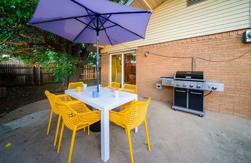 Bowie House | The Lubbock Home - Spacious 5-bedroom house in welcoming Lubbock with WiFi, AC