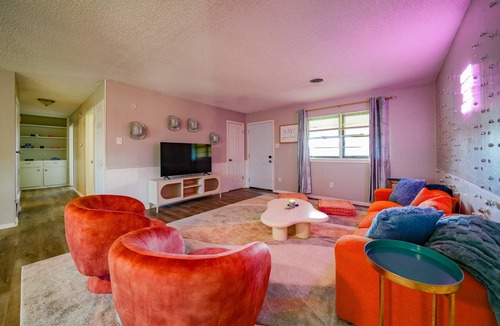 Bowie House | The Lubbock Home - Spacious 5-bedroom house in welcoming Lubbock with WiFi, AC