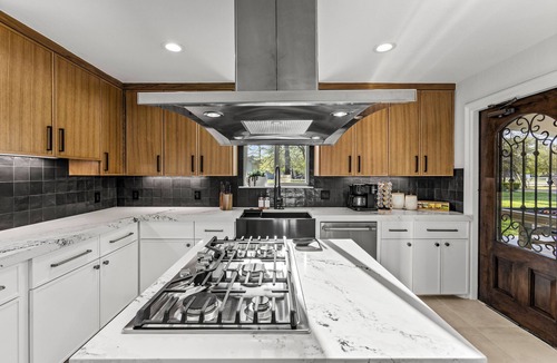 Magnolia Villa | The LUX at West Ln Event & Stay- Pool, Golf, Pickleball, Fire Pit, Gazebo & more
