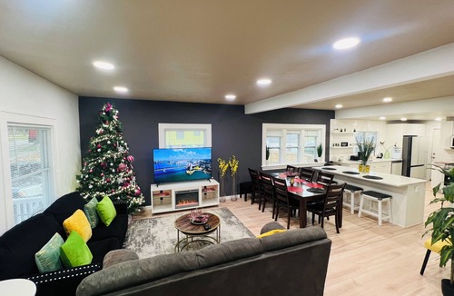 Des Moines House | The lux Lodge, hot tub, movie theater, game room.