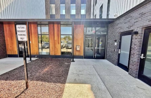 Downtown Des Moines Apartment | The Luxe Black Haven (340)