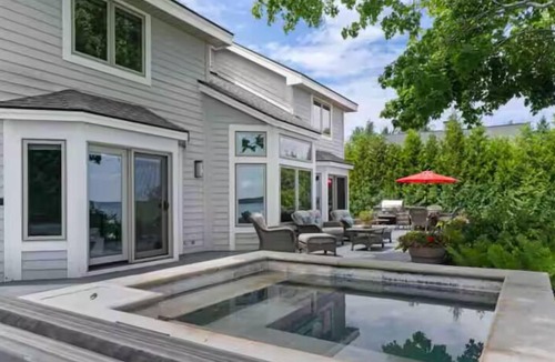Charlevoix House | The Luxe Lake House