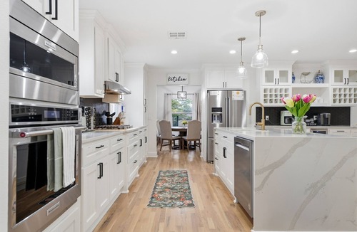 Cherry Street House | The Luxe Oasis | Utica Sq/EXPO | Chef's Kitchen